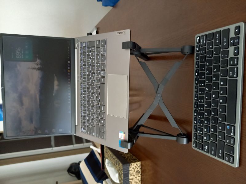 ノートパソコンスタンドと外付けミニキーボード