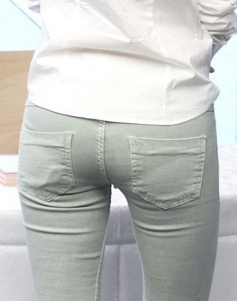 タイトジーンズでパンティーラインが見える後ろ姿